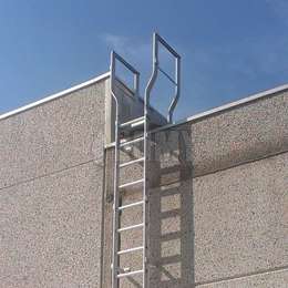 Fixierte Leiter für den Dachzugang mit Brüstungsübergang An der Wand befestigte Leiter, die für den Zugang zum Dach verwendet wird und mit einer Plattform zur Überquerung der Brüstung ausgestattet ist.
